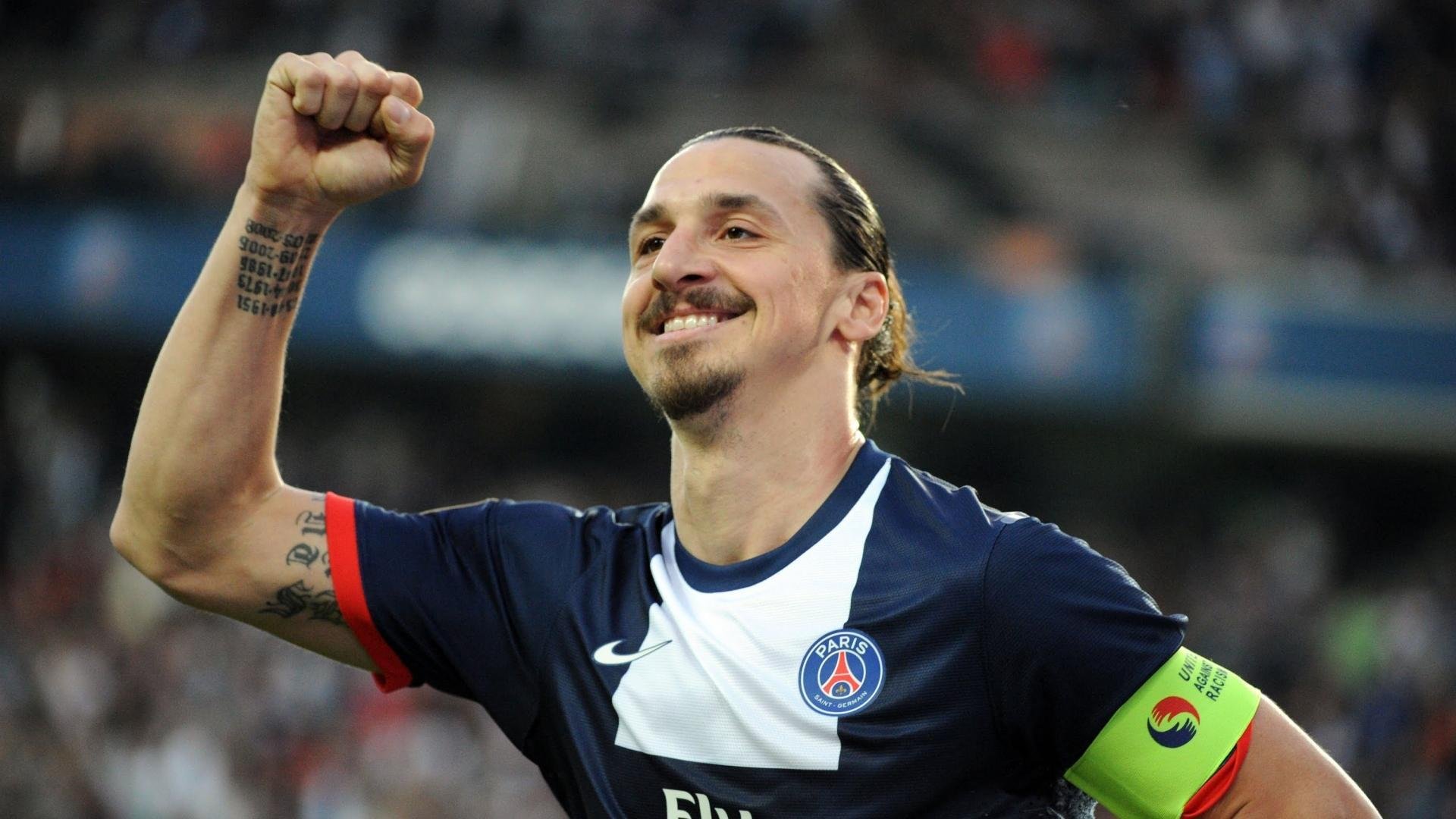 世界杯裁判“抢镜瞬间” 主裁冷静化解场上冲突获赞